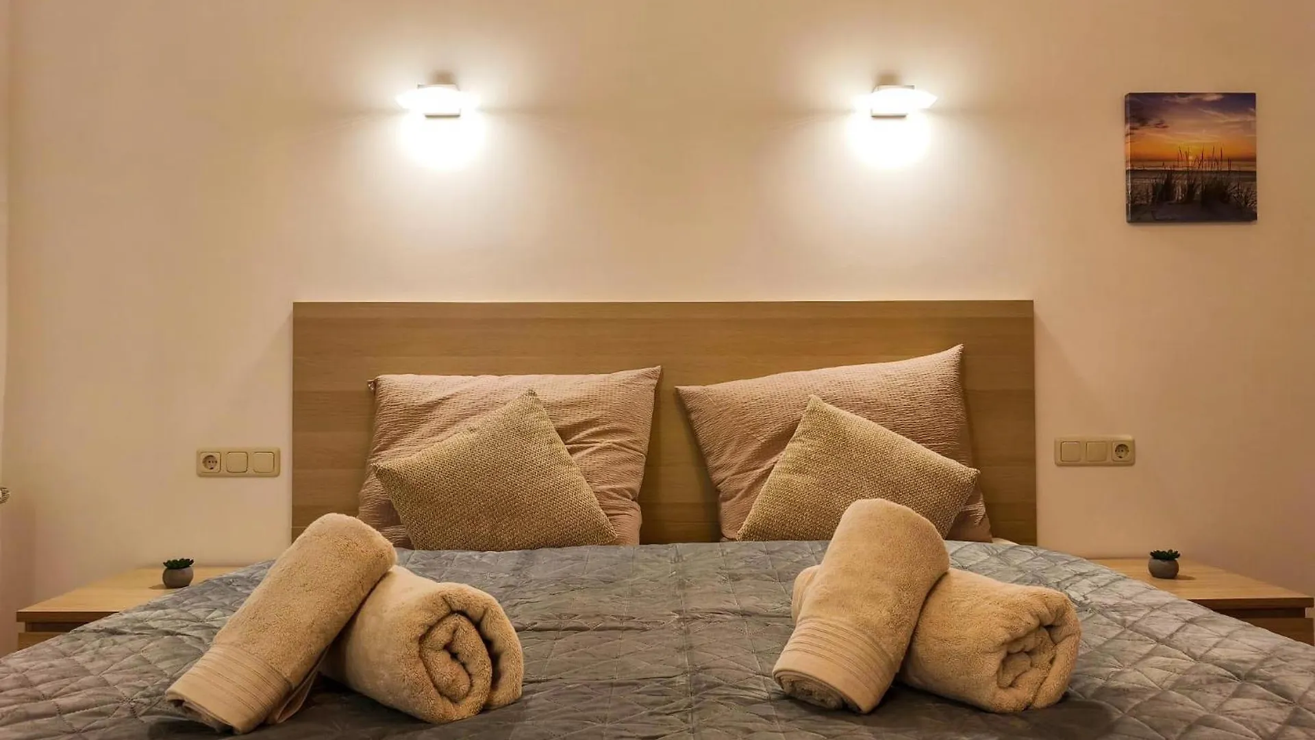 Falk Homes- Luxus Apartments, Ideal Fuer Geschaeftsreisende & Familien - Nahe Messe, Im Zentrum Nuernbergs Mit Balkon, Arbeitsplatz & Parkplatz, Self Check-In Apartment