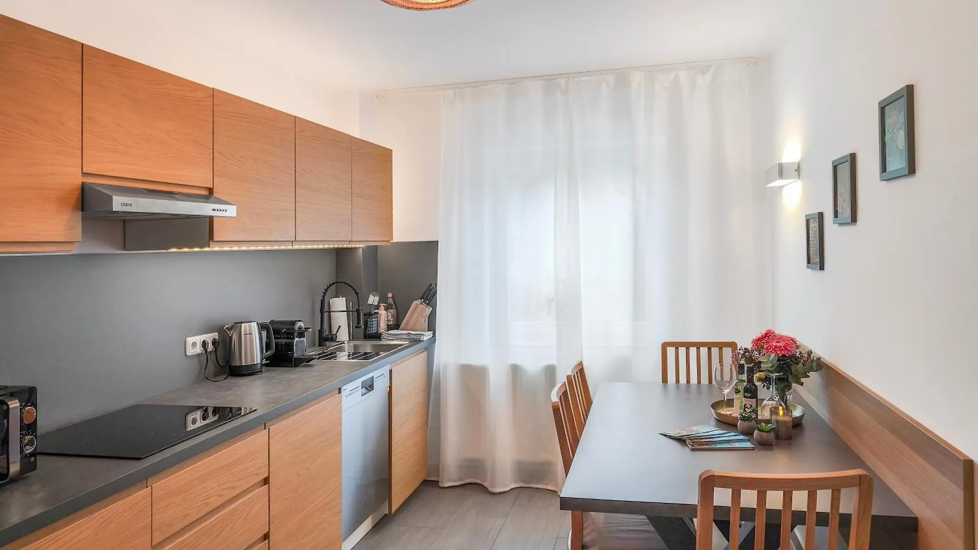 Falk Homes- Luxus Apartments, Ideal Fuer Geschaeftsreisende & Familien - Nahe Messe, Im Zentrum Nuernbergs Mit Balkon, Arbeitsplatz & Parkplatz, Self Check-In Apartamento Núremberg