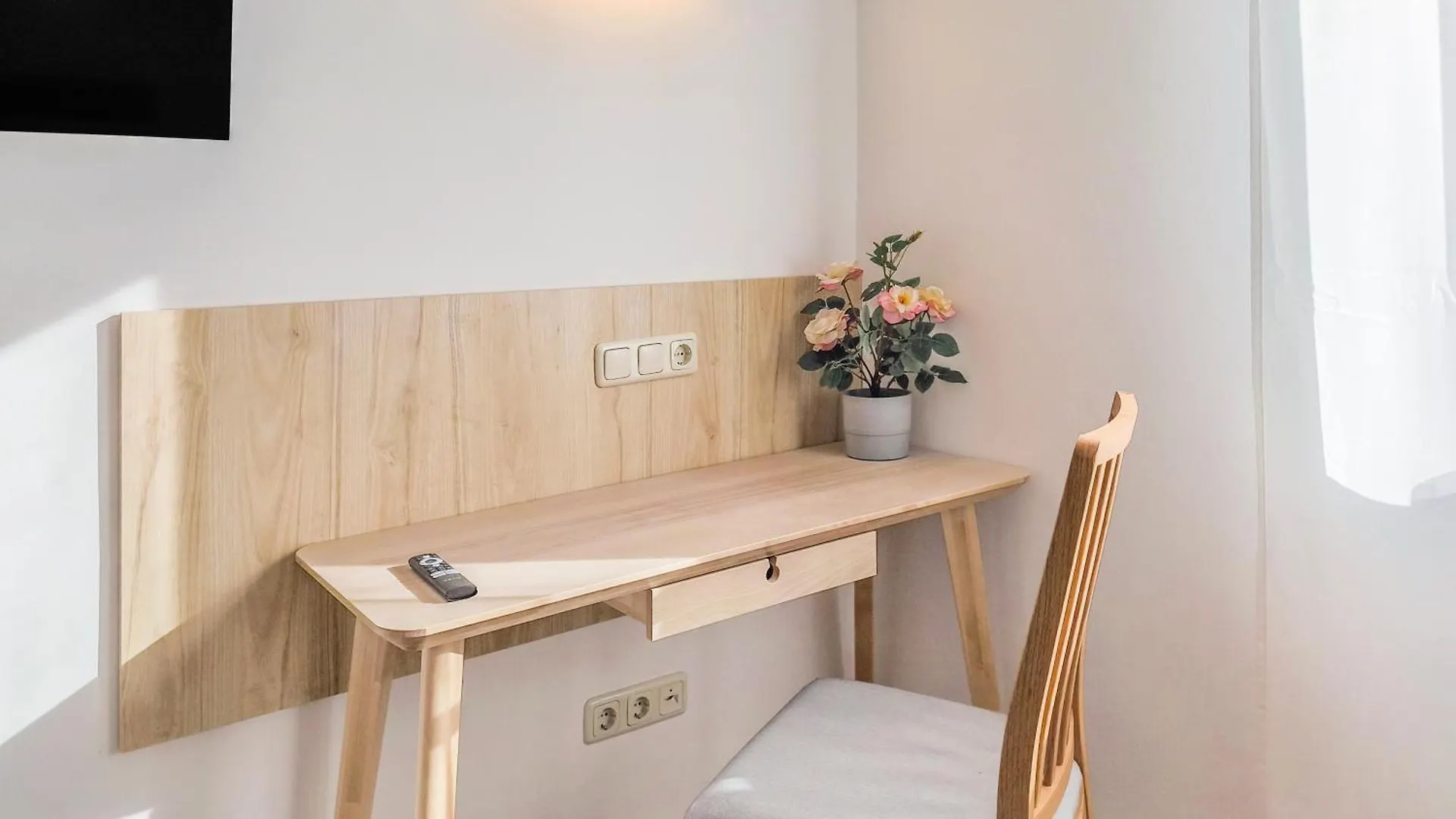 Falk Homes- Luxus Apartments, Ideal Fuer Geschaeftsreisende & Familien - Nahe Messe, Im Zentrum Nuernbergs Mit Balkon, Arbeitsplatz & Parkplatz, Self Check-In Apartment