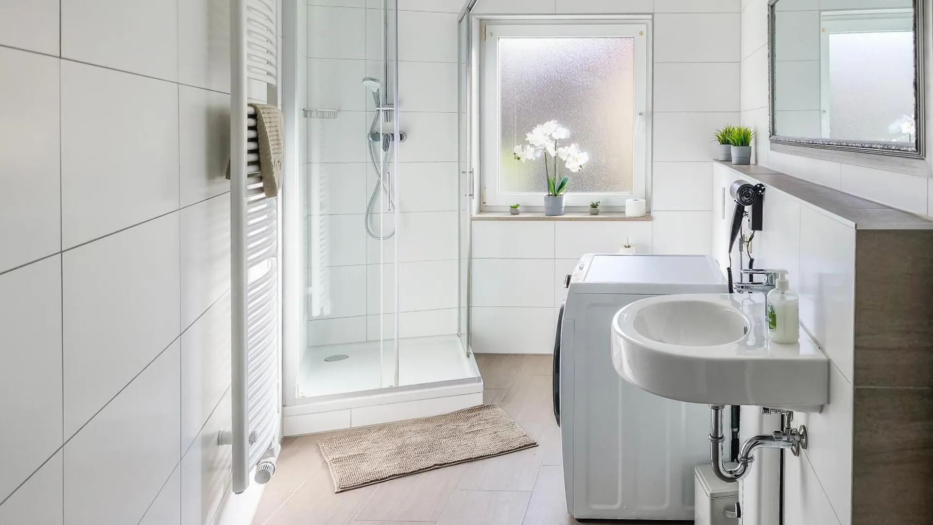 Apartment Falk Homes- Luxus Apartments, Ideal Fuer Geschaeftsreisende & Familien - Nahe Messe, Im Zentrum Nuernbergs Mit Balkon, Arbeitsplatz & Parkplatz, Inkl Grossen Ventilatoren, Handtuecher & Bettwaesche, Playmobilfunpark, Self Check-In