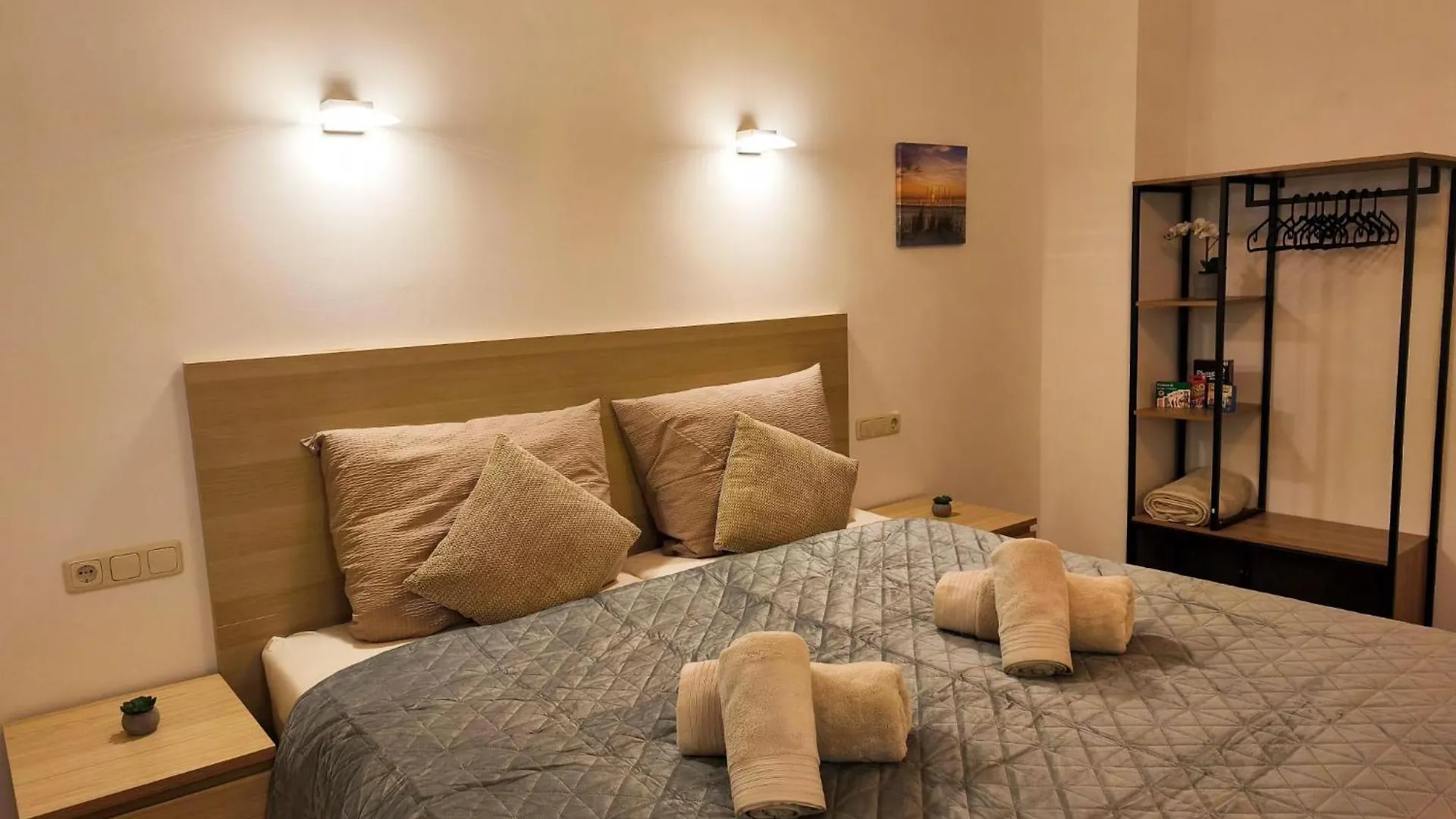 Falk Homes- Luxus Apartments, Ideal Fuer Geschaeftsreisende & Familien - Nahe Messe, Im Zentrum Nuernbergs Mit Balkon, Arbeitsplatz & Parkplatz, Self Check-In Apartment