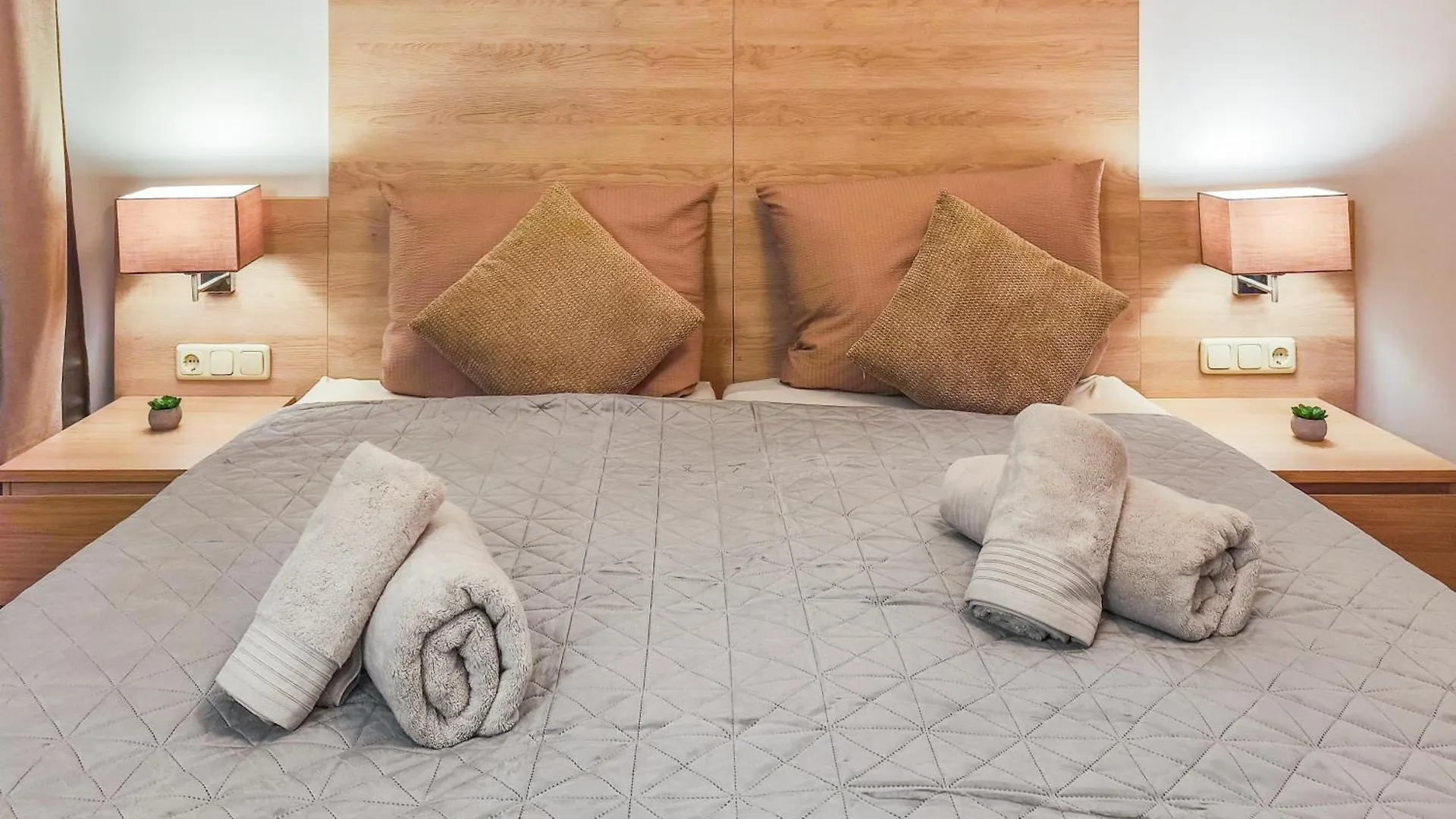 Falk Homes- Luxus Apartments, Ideal Fuer Geschaeftsreisende & Familien - Nahe Messe, Im Zentrum Nuernbergs Mit Balkon, Arbeitsplatz & Parkplatz, Self Check-In 0*, Nuremberg Germany